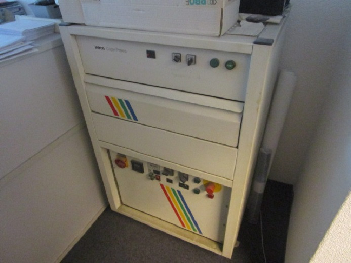 PNEUMATISCHE TRANSFERPRESSEN – HITZEPRESSE FÜR T-SHIRT DRUCK – INTRON COPY PRESS 300 220 070 - Tiskarski stroj: slika PNEUMATISCHE TRANSFERPRESSEN – HITZEPRESSE FÜR T-SHIRT DRUCK – INTRON COPY PRESS 300 220 070 - Tiskarski stroj PNEUMATISCHE TRANSFERPRESSEN – HITZEPRESSE FÜR T-SHIRT DRUCK – INTRON COPY PRESS 300 220 070 - Tiskarski stroj: slika PNEUMATISCHE TRANSFERPRESSEN – HITZEPRESSE FÜR T-SHIRT DRUCK – INTRON COPY PRESS 300 220 070 - Tiskarski stroj