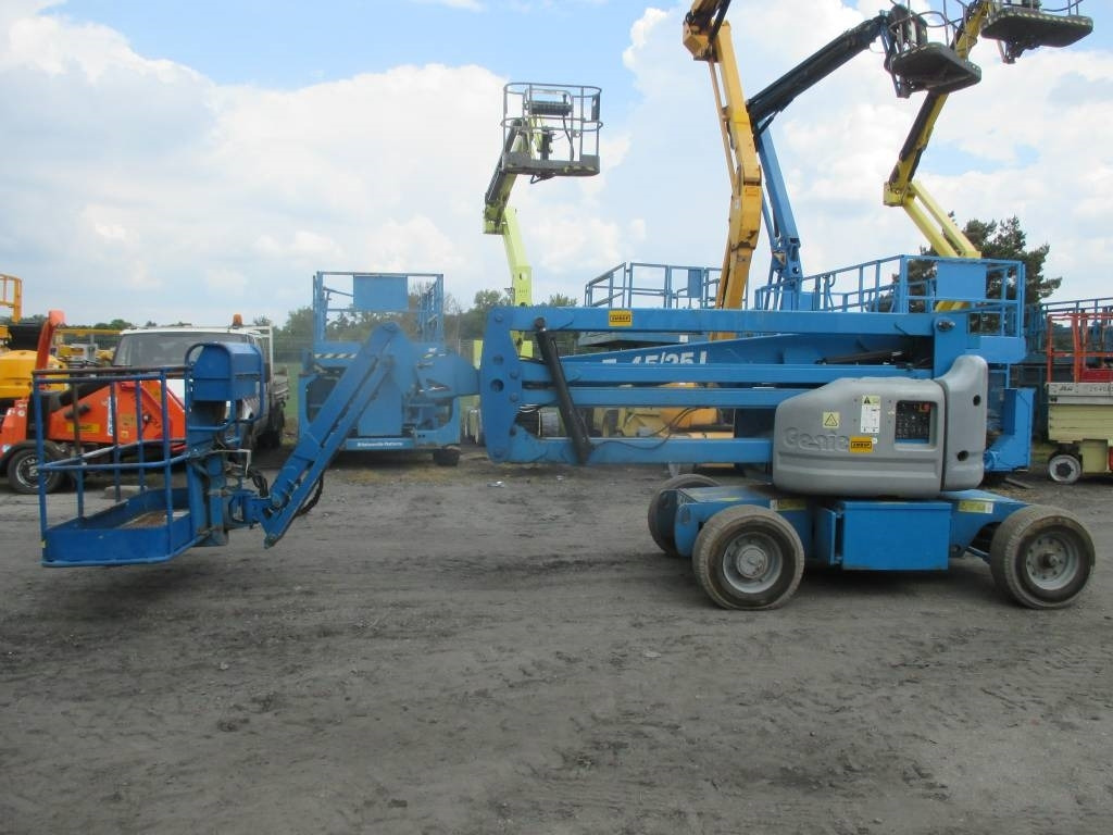 Genie Z 45/25 J DC - Zglobni krak: slika Genie Z 45/25 J DC - Zglobni krak Genie Z 45/25 J DC - Zglobni krak: slika Genie Z 45/25 J DC - Zglobni krak