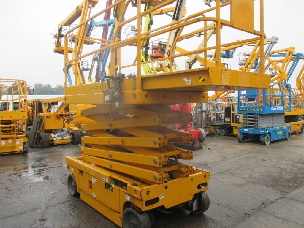 Haulotte Compact 12 - Škarasta podizna platforma: slika Haulotte Compact 12 - Škarasta podizna platforma Haulotte Compact 12 - Škarasta podizna platforma: slika Haulotte Compact 12 - Škarasta podizna platforma