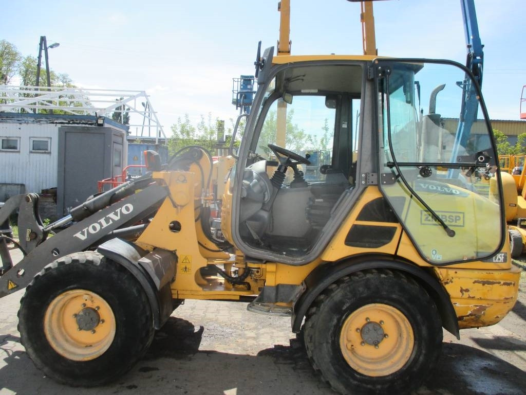 Volvo L 25 F - Utovarivač na kotačima: slika Volvo L 25 F - Utovarivač na kotačima Volvo L 25 F - Utovarivač na kotačima: slika Volvo L 25 F - Utovarivač na kotačima
