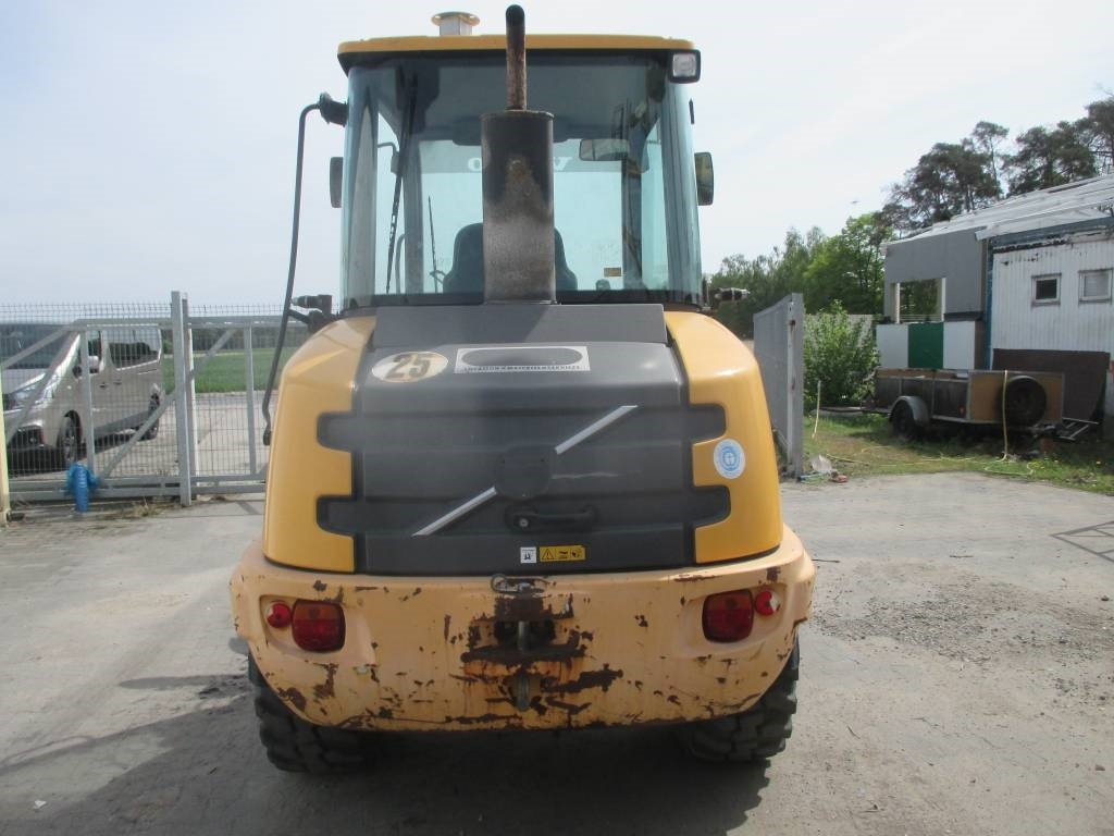 Volvo L 25 F - Utovarivač na kotačima: slika Volvo L 25 F - Utovarivač na kotačima Volvo L 25 F - Utovarivač na kotačima: slika Volvo L 25 F - Utovarivač na kotačima
