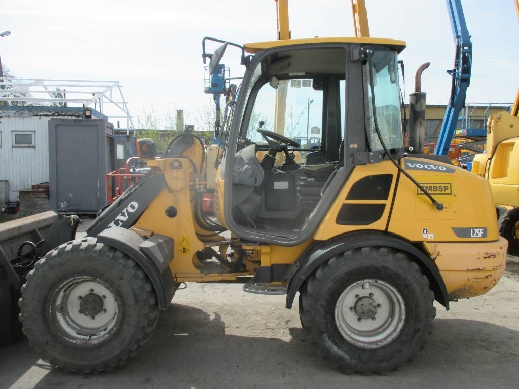 Volvo L 25 F - Utovarivač na kotačima: slika Volvo L 25 F - Utovarivač na kotačima Volvo L 25 F - Utovarivač na kotačima: slika Volvo L 25 F - Utovarivač na kotačima