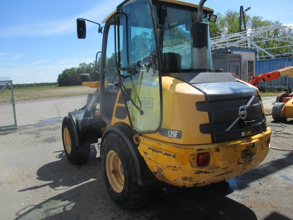 Volvo L 25 F - Utovarivač na kotačima: slika Volvo L 25 F - Utovarivač na kotačima Volvo L 25 F - Utovarivač na kotačima: slika Volvo L 25 F - Utovarivač na kotačima