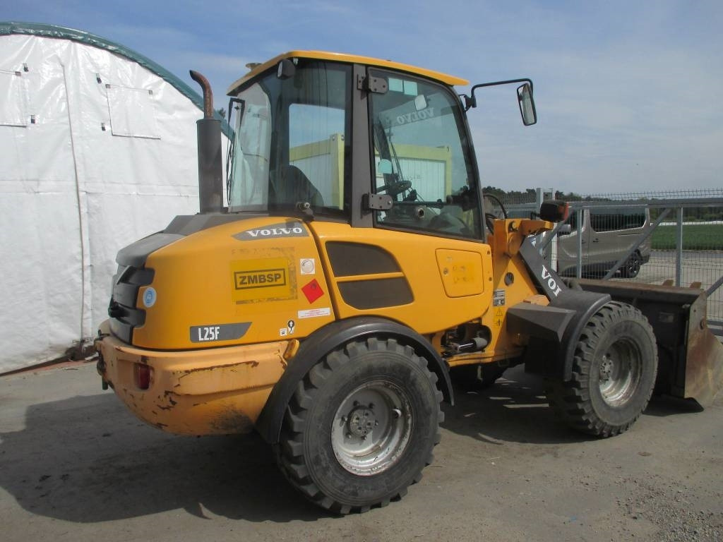 Volvo L 25 F - Utovarivač na kotačima: slika Volvo L 25 F - Utovarivač na kotačima Volvo L 25 F - Utovarivač na kotačima: slika Volvo L 25 F - Utovarivač na kotačima