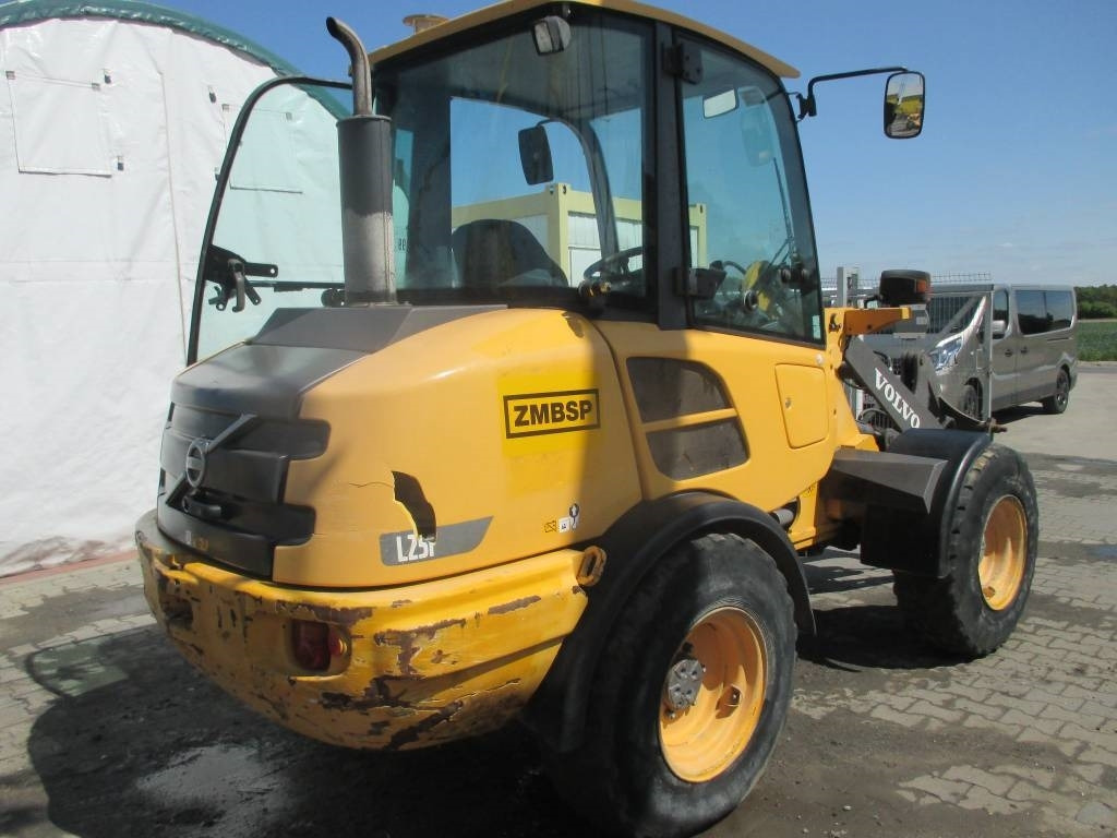 Volvo L 25 F - Utovarivač na kotačima: slika Volvo L 25 F - Utovarivač na kotačima Volvo L 25 F - Utovarivač na kotačima: slika Volvo L 25 F - Utovarivač na kotačima