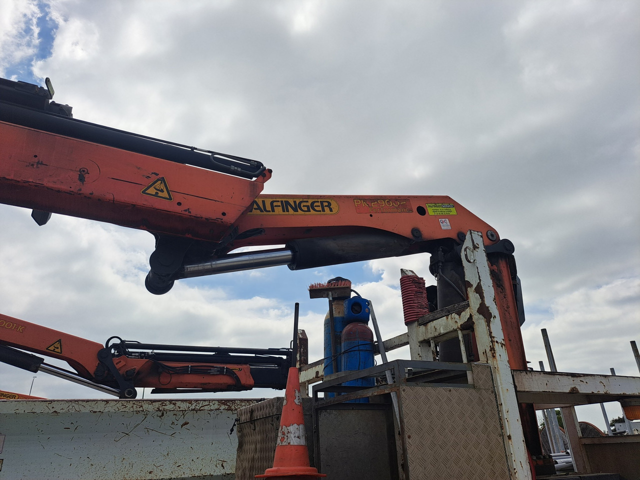 RENAULT Kerax 370dci 4x4 plateau grue Palfinger pk29002 - Kamion s otvorenim sandukom, Kamion s kranom: slika RENAULT Kerax 370dci 4x4 plateau grue Palfinger pk29002 - Kamion s otvorenim sandukom, Kamion s kranom RENAULT Kerax 370dci 4x4 plateau grue Palfinger pk29002 - Kamion s otvorenim sandukom, Kamion s kranom: slika RENAULT Kerax 370dci 4x4 plateau grue Palfinger pk29002 - Kamion s otvorenim sandukom, Kamion s kranom