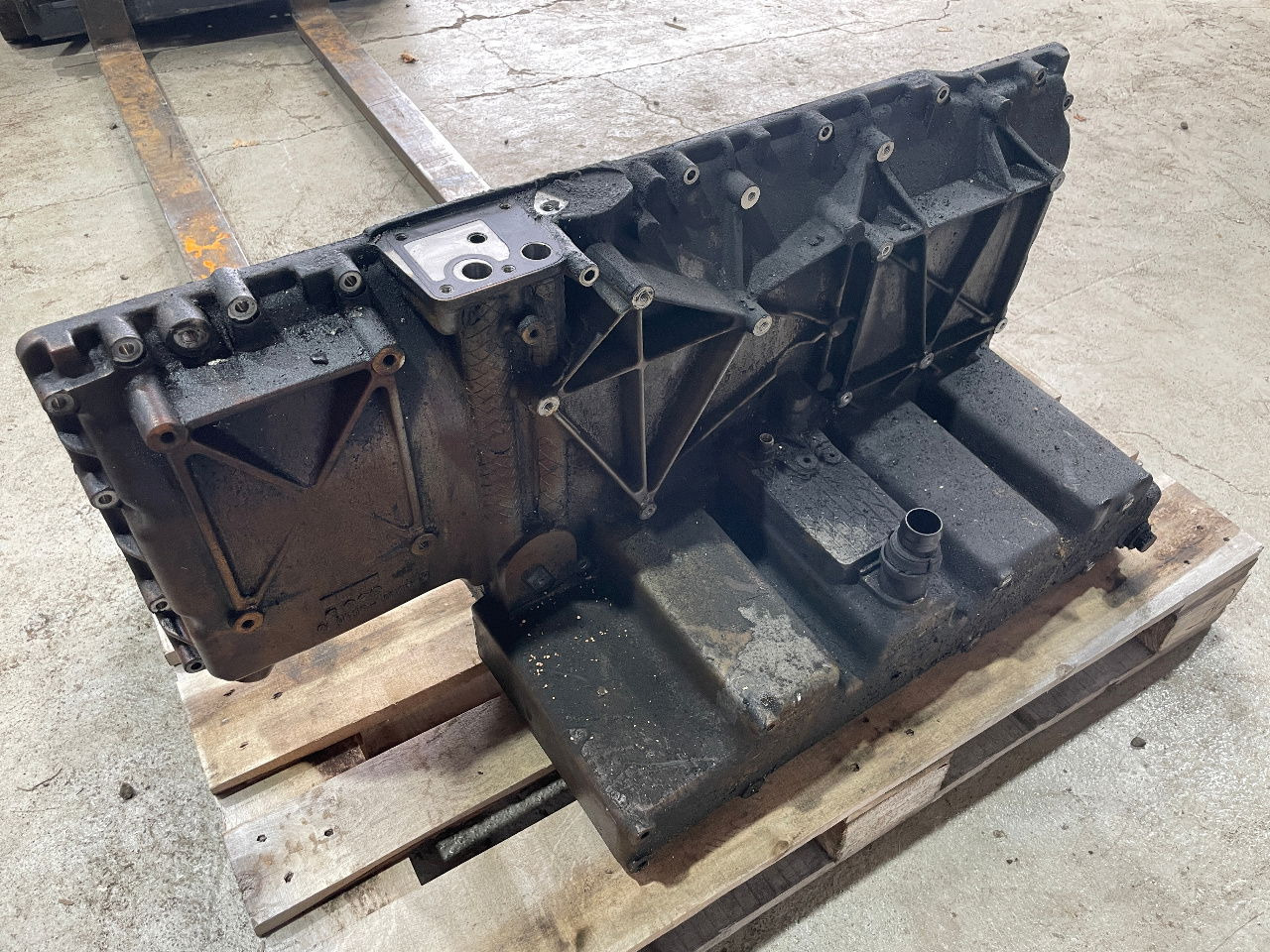 MAN Ölwanne MAN Motor D2066 D 2066HLA EEV Euro 6 LUH 52 LUH 50 - Korito ulja za Autobus: slika MAN Ölwanne MAN Motor D2066 D 2066HLA EEV Euro 6 LUH 52 LUH 50 - Korito ulja za Autobus MAN Ölwanne MAN Motor D2066 D 2066HLA EEV Euro 6 LUH 52 LUH 50 - Korito ulja za Autobus: slika MAN Ölwanne MAN Motor D2066 D 2066HLA EEV Euro 6 LUH 52 LUH 50 - Korito ulja za Autobus