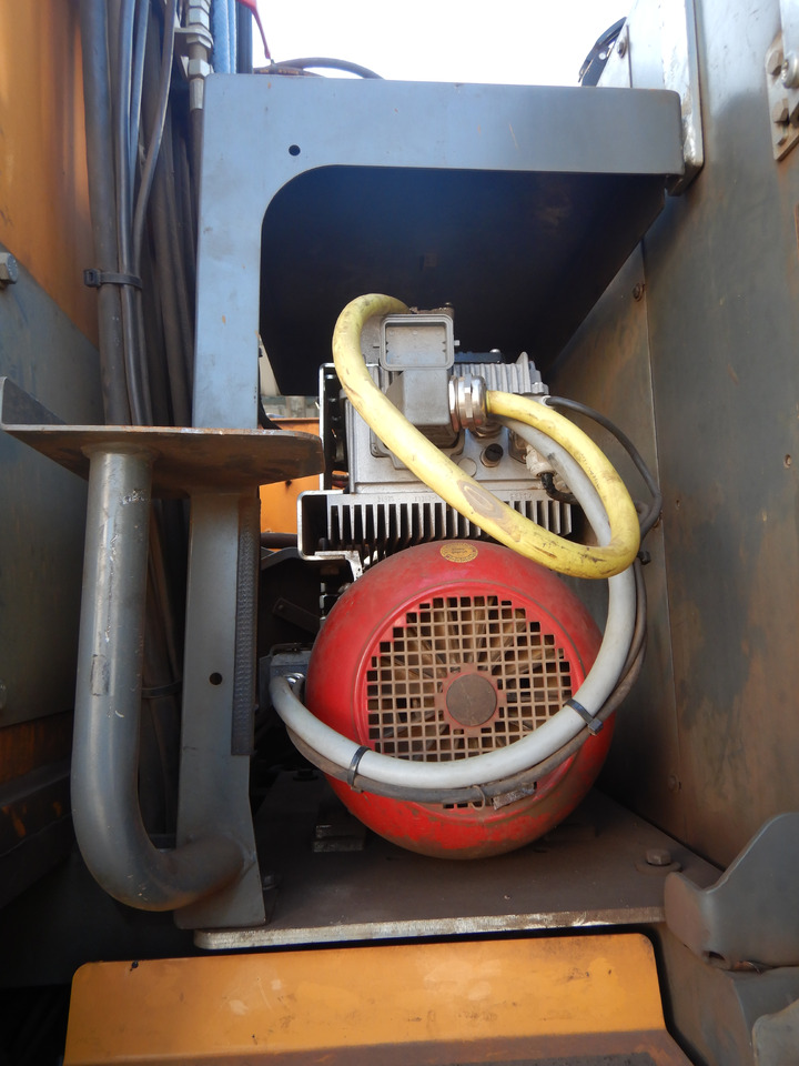 Zakup LIEBHERR LH 30 Industry LIEBHERR LH 30 Industry: slika Zakup LIEBHERR LH 30 Industry LIEBHERR LH 30 Industry
