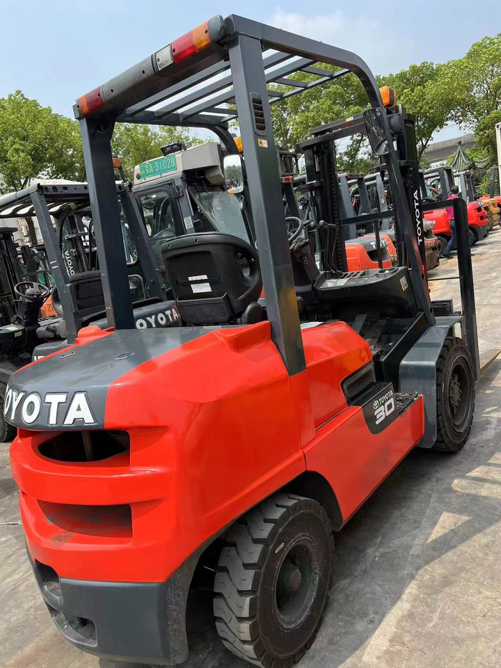 Toyota FDZN30 - Diesel viličar: slika Toyota FDZN30 - Diesel viličar Toyota FDZN30 - Diesel viličar: slika Toyota FDZN30 - Diesel viličar