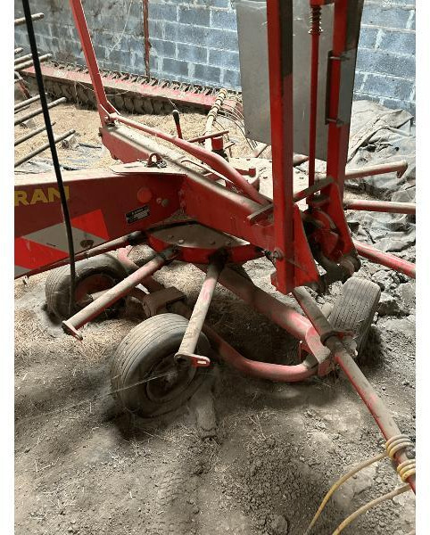 AGRAM 484 - Prevrtač sijena/ Grabulje: slika AGRAM 484 - Prevrtač sijena/ Grabulje AGRAM 484 - Prevrtač sijena/ Grabulje: slika AGRAM 484 - Prevrtač sijena/ Grabulje