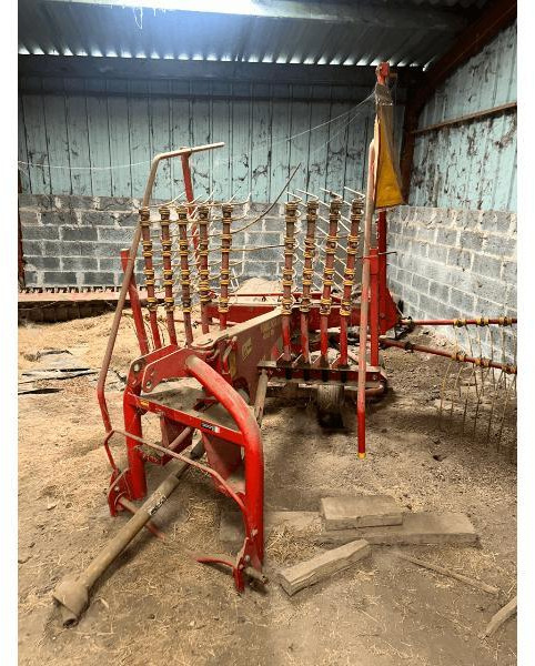 AGRAM 484 - Prevrtač sijena/ Grabulje: slika AGRAM 484 - Prevrtač sijena/ Grabulje AGRAM 484 - Prevrtač sijena/ Grabulje: slika AGRAM 484 - Prevrtač sijena/ Grabulje