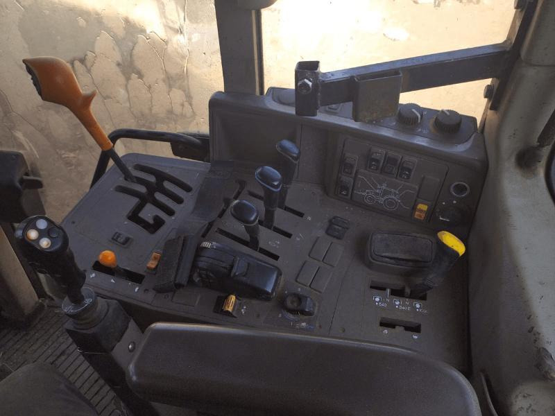 JOHN DEERE 6115M - Traktor: slika JOHN DEERE 6115M - Traktor JOHN DEERE 6115M - Traktor: slika JOHN DEERE 6115M - Traktor