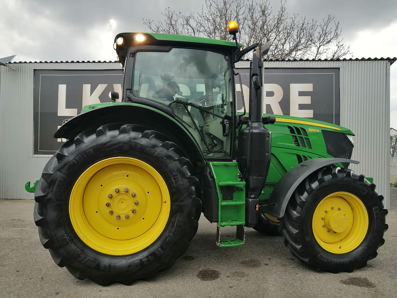 John Deere 6195R 4WD, Auto Trac + Activare !!! TOP !!! - Traktor: slika  John Deere 6195R 4WD, Auto Trac + Activare !!! TOP !!! - Traktor John Deere 6195R 4WD, Auto Trac + Activare !!! TOP !!! - Traktor: slika  John Deere 6195R 4WD, Auto Trac + Activare !!! TOP !!! - Traktor