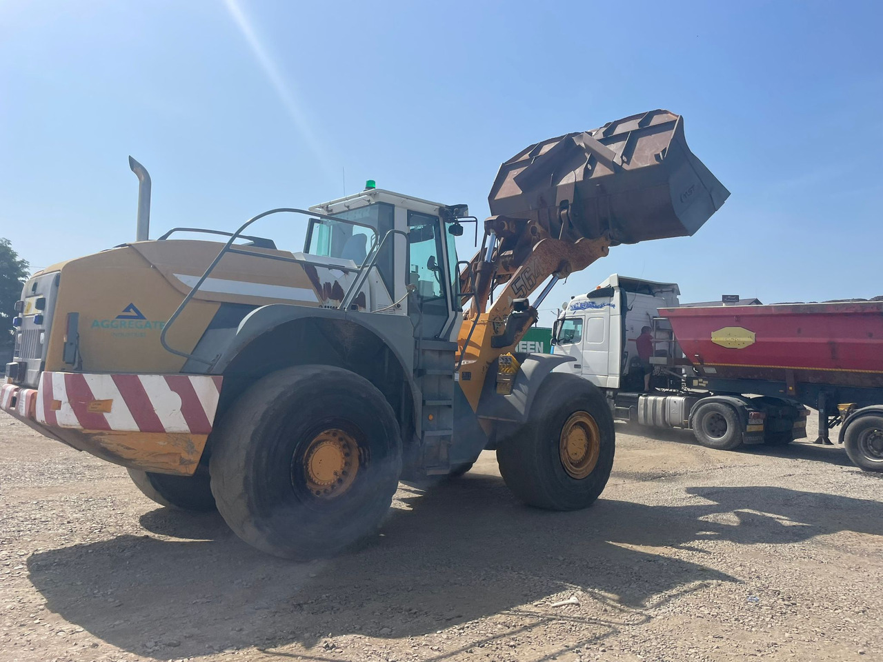 LIEBHERR 564 FRONT LOADER - Utovarivač na kotačima: slika LIEBHERR 564 FRONT LOADER - Utovarivač na kotačima LIEBHERR 564 FRONT LOADER - Utovarivač na kotačima: slika LIEBHERR 564 FRONT LOADER - Utovarivač na kotačima