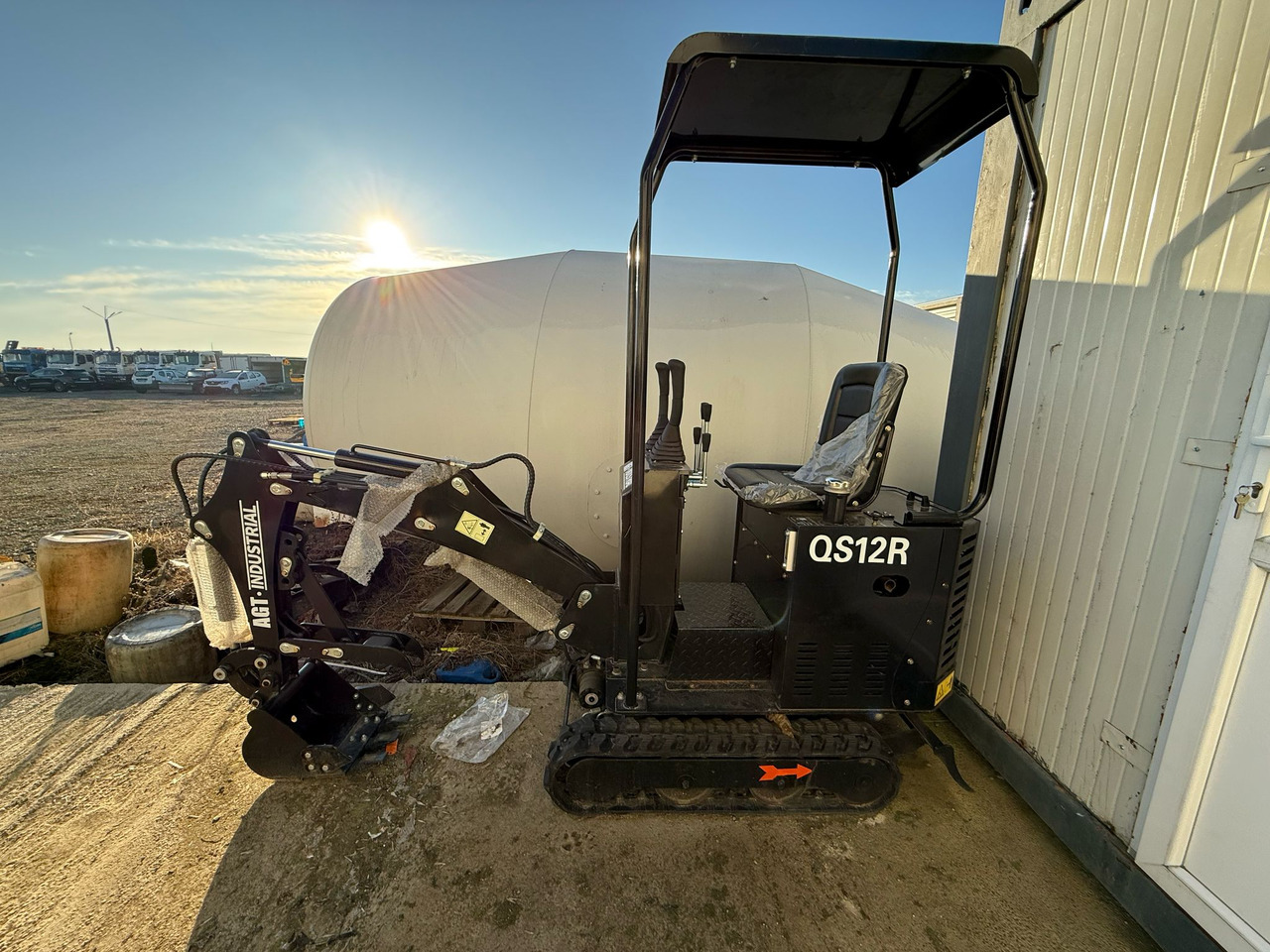 MINIEXCAVATOR JPC H10 - Mini bager: slika MINIEXCAVATOR JPC H10 - Mini bager MINIEXCAVATOR JPC H10 - Mini bager: slika MINIEXCAVATOR JPC H10 - Mini bager