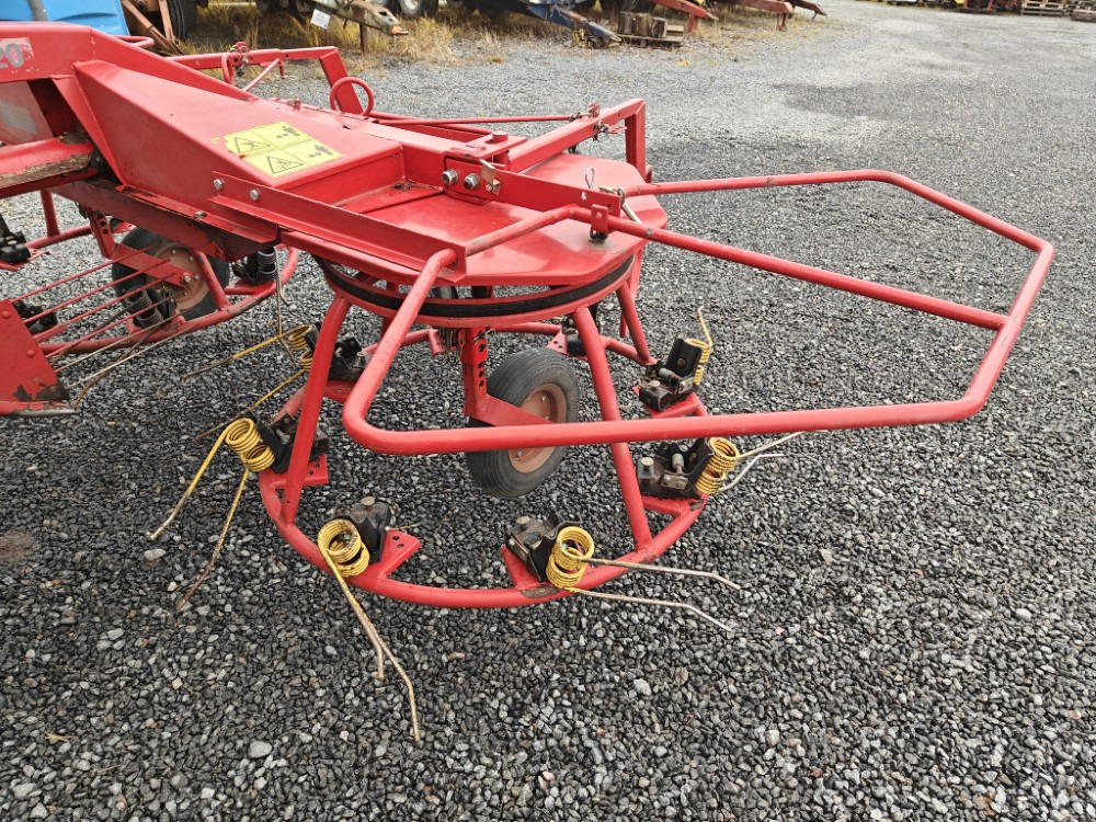 Ala-Talkkari KP320 pöyhin - Prevrtač sijena/ Grabulje: slika Ala-Talkkari KP320 pöyhin - Prevrtač sijena/ Grabulje Ala-Talkkari KP320 pöyhin - Prevrtač sijena/ Grabulje: slika Ala-Talkkari KP320 pöyhin - Prevrtač sijena/ Grabulje