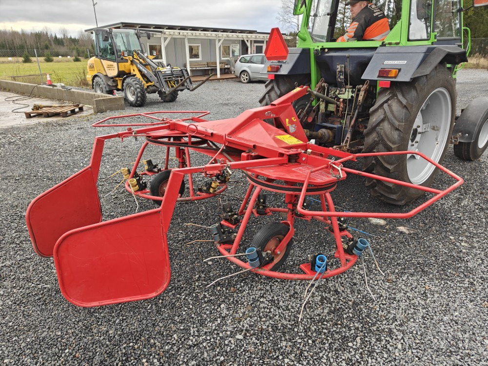 Ala-Talkkari KP320 pöyhin - Prevrtač sijena/ Grabulje: slika Ala-Talkkari KP320 pöyhin - Prevrtač sijena/ Grabulje Ala-Talkkari KP320 pöyhin - Prevrtač sijena/ Grabulje: slika Ala-Talkkari KP320 pöyhin - Prevrtač sijena/ Grabulje