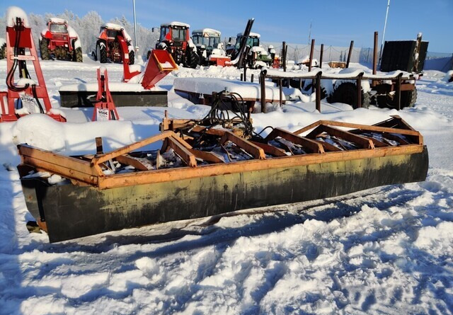 Mahlers 400cm - Volvo-kiinnike - Ralica za snijeg: slika Mahlers 400cm - Volvo-kiinnike - Ralica za snijeg Mahlers 400cm - Volvo-kiinnike - Ralica za snijeg: slika Mahlers 400cm - Volvo-kiinnike - Ralica za snijeg