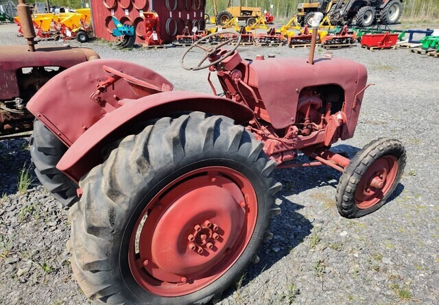 Takra traktoreita 2kpl ja varamoottori - Traktor: slika Takra traktoreita 2kpl ja varamoottori - Traktor Takra traktoreita 2kpl ja varamoottori - Traktor: slika Takra traktoreita 2kpl ja varamoottori - Traktor
