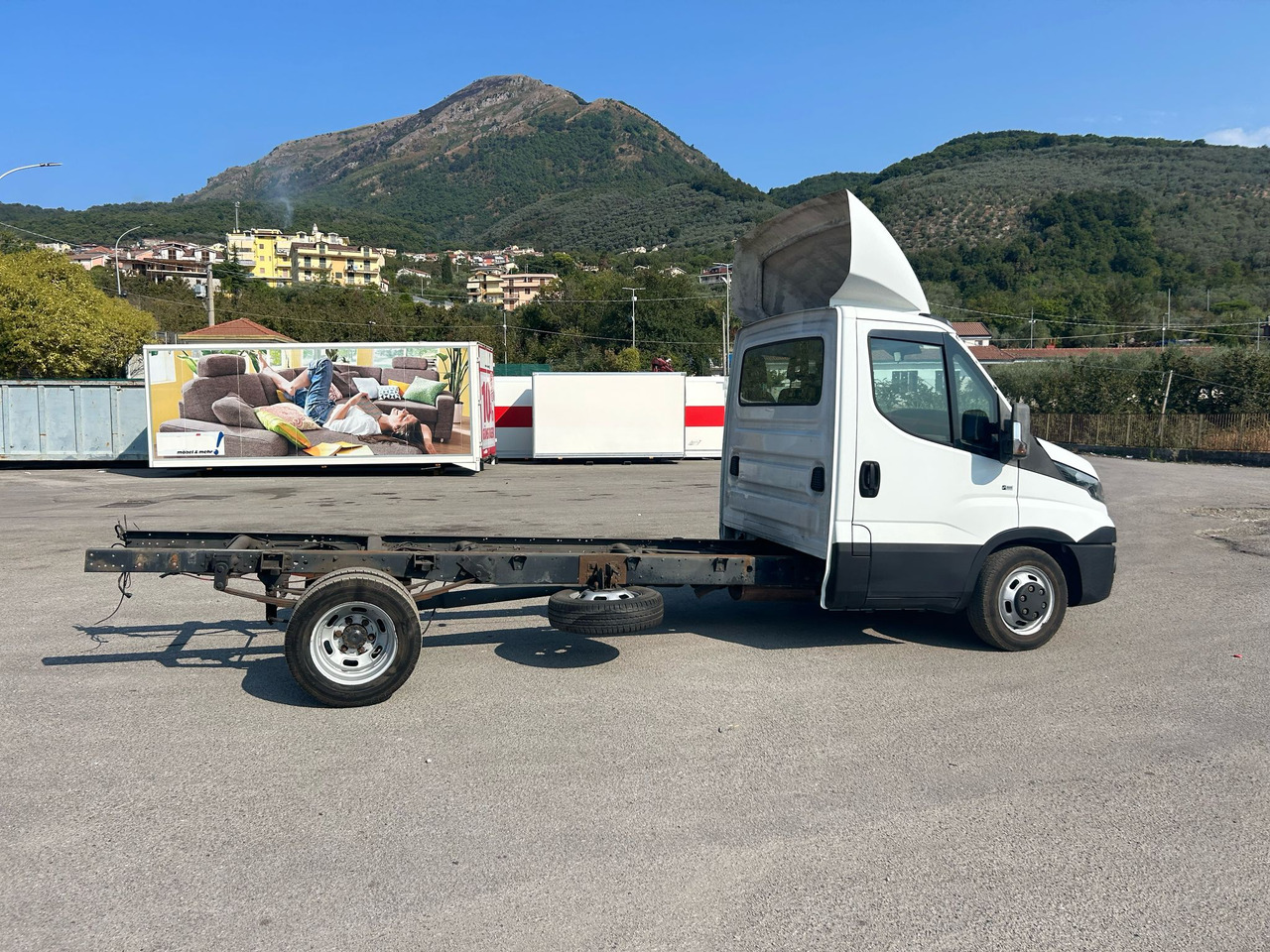 Kamion s kranom IVECO DAILY 35C15: slika Kamion s kranom IVECO DAILY 35C15