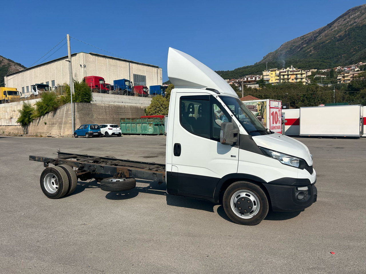 Kamion s kranom IVECO DAILY 35C15: slika Kamion s kranom IVECO DAILY 35C15
