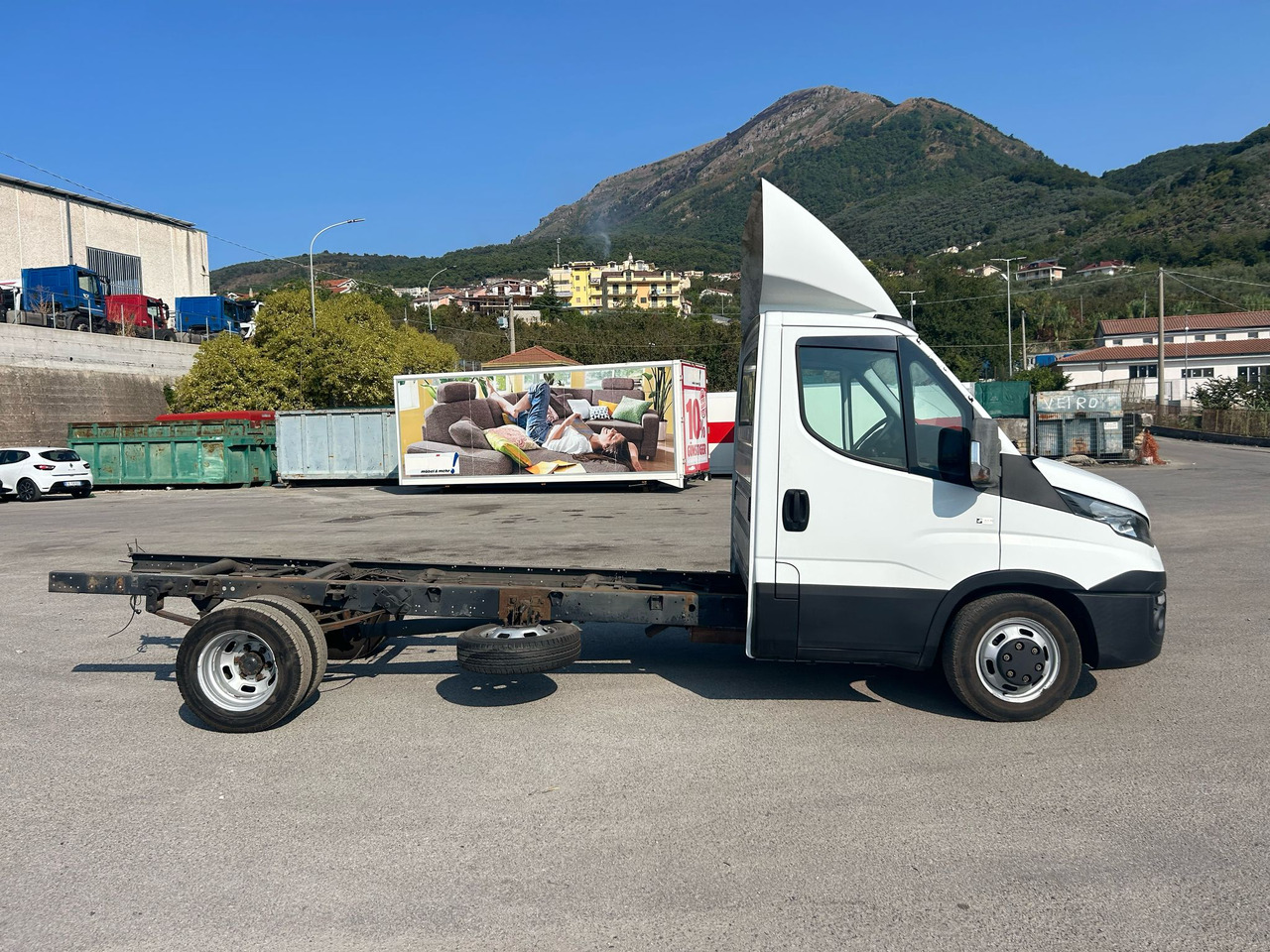 Kamion s kranom IVECO DAILY 35C15: slika Kamion s kranom IVECO DAILY 35C15