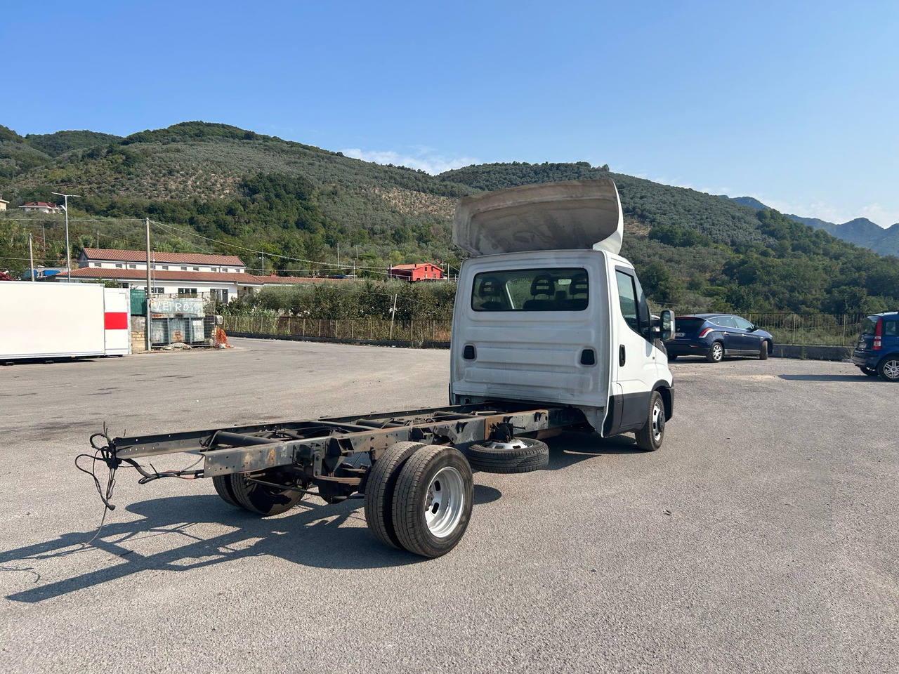 Kamion s kranom IVECO DAILY 35C15: slika Kamion s kranom IVECO DAILY 35C15