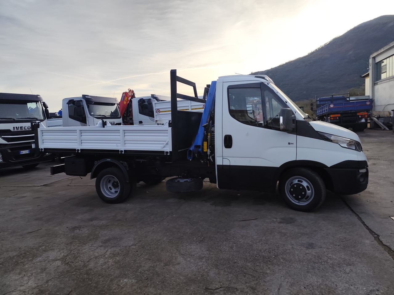 IVECO DAILY 35C15 - Kamion s kranom, Mali kamion kiper: slika IVECO DAILY 35C15 - Kamion s kranom, Mali kamion kiper IVECO DAILY 35C15 - Kamion s kranom, Mali kamion kiper: slika IVECO DAILY 35C15 - Kamion s kranom, Mali kamion kiper