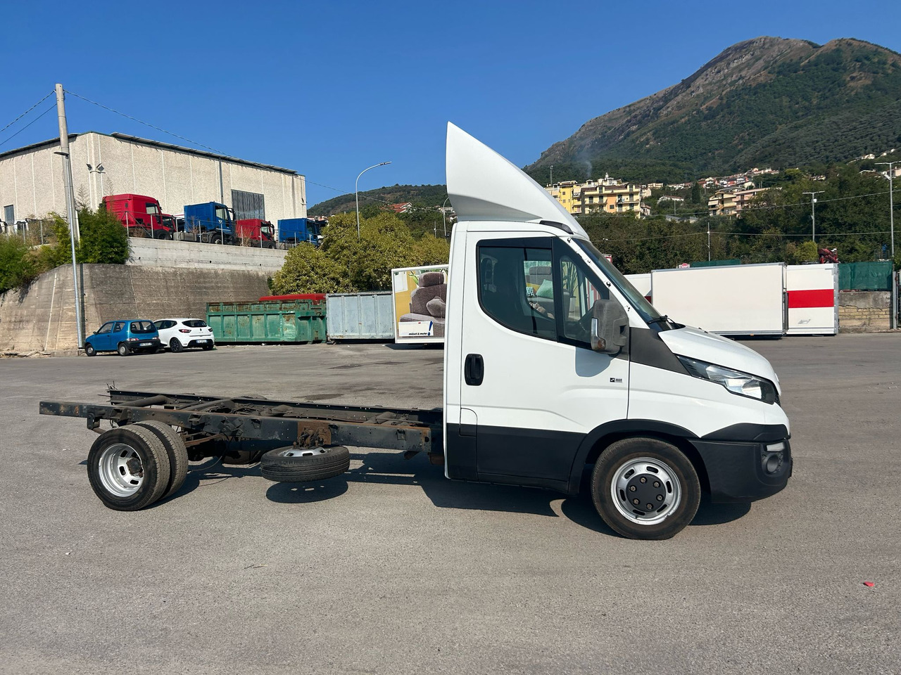 Kamion s kranom IVECO DAILY 35C15: slika Kamion s kranom IVECO DAILY 35C15