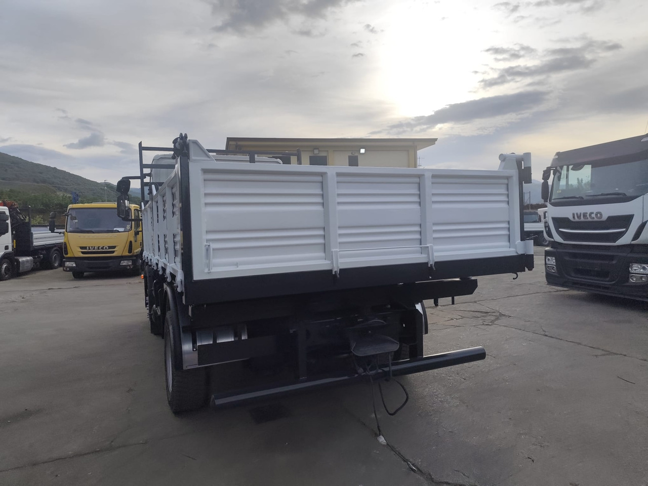 IVECO EUROCARGO 120E25 - Kiper: slika IVECO EUROCARGO 120E25 - Kiper IVECO EUROCARGO 120E25 - Kiper: slika IVECO EUROCARGO 120E25 - Kiper