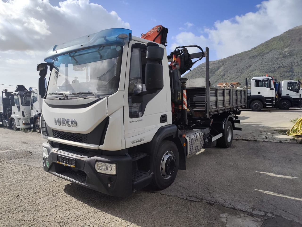 IVECO EUROCARGO 140-250 - Kamion s kranom: slika IVECO EUROCARGO 140-250 - Kamion s kranom IVECO EUROCARGO 140-250 - Kamion s kranom: slika IVECO EUROCARGO 140-250 - Kamion s kranom