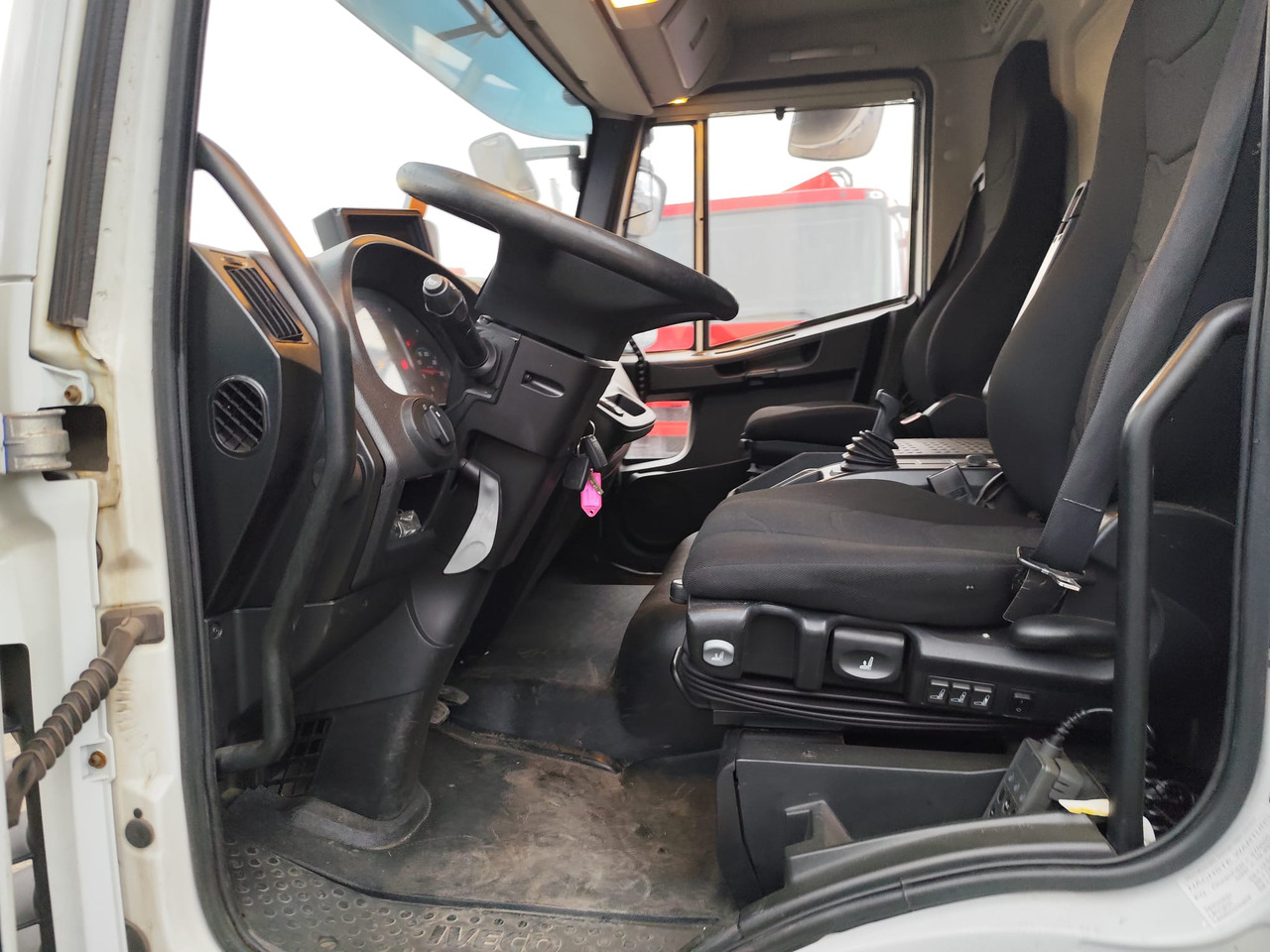 Kamion s kranom IVECO EUROCARGO 140-250: slika Kamion s kranom IVECO EUROCARGO 140-250