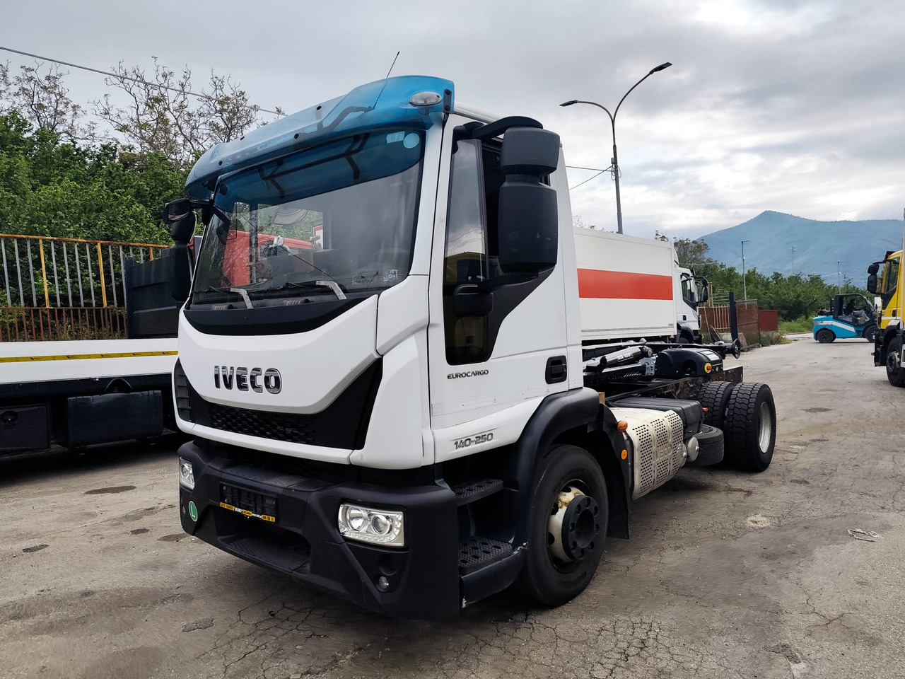 IVECO EUROCARGO 140-250 - Kamion s kukastom dizalicom: slika IVECO EUROCARGO 140-250 - Kamion s kukastom dizalicom IVECO EUROCARGO 140-250 - Kamion s kukastom dizalicom: slika IVECO EUROCARGO 140-250 - Kamion s kukastom dizalicom