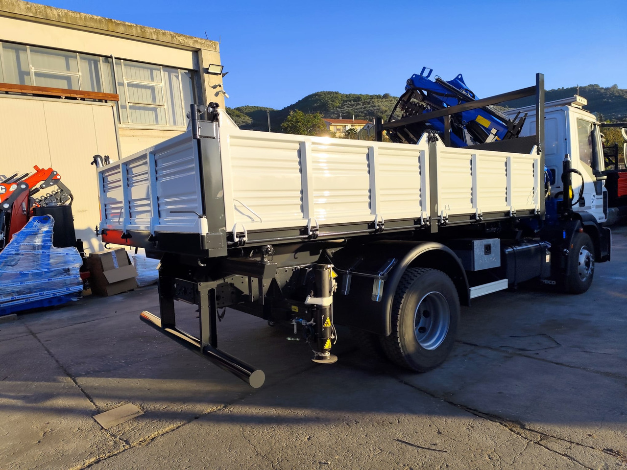 IVECO EUROCARGO 160-250 - Kamion s kranom, Kiper: slika IVECO EUROCARGO 160-250 - Kamion s kranom, Kiper IVECO EUROCARGO 160-250 - Kamion s kranom, Kiper: slika IVECO EUROCARGO 160-250 - Kamion s kranom, Kiper