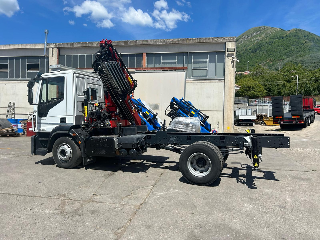 IVECO EUROCARGO 160-250 - Kamion s kranom: slika IVECO EUROCARGO 160-250 - Kamion s kranom IVECO EUROCARGO 160-250 - Kamion s kranom: slika IVECO EUROCARGO 160-250 - Kamion s kranom