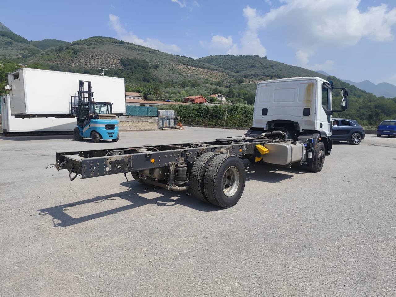 Kamion sandučar, Kamion s kranom IVECO EUROCARGO 160-280: slika Kamion sandučar, Kamion s kranom IVECO EUROCARGO 160-280