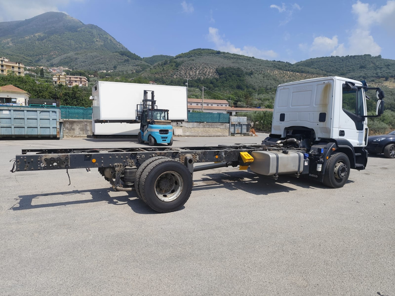 Kamion sandučar, Kamion s kranom IVECO EUROCARGO 160-280: slika Kamion sandučar, Kamion s kranom IVECO EUROCARGO 160-280