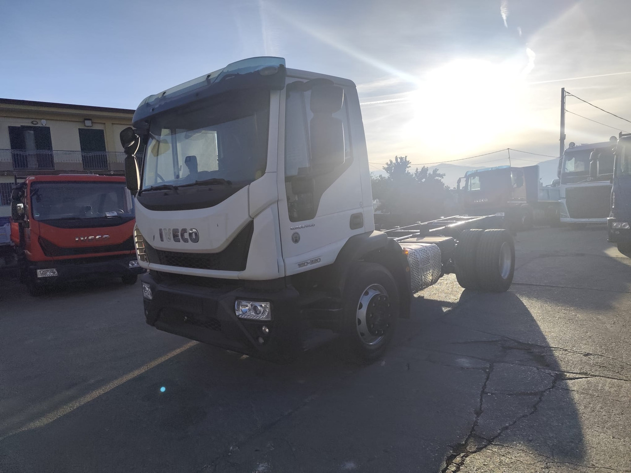 IVECO EUROCARGO 180-320 - Kamion-šasija: slika IVECO EUROCARGO 180-320 - Kamion-šasija IVECO EUROCARGO 180-320 - Kamion-šasija: slika IVECO EUROCARGO 180-320 - Kamion-šasija