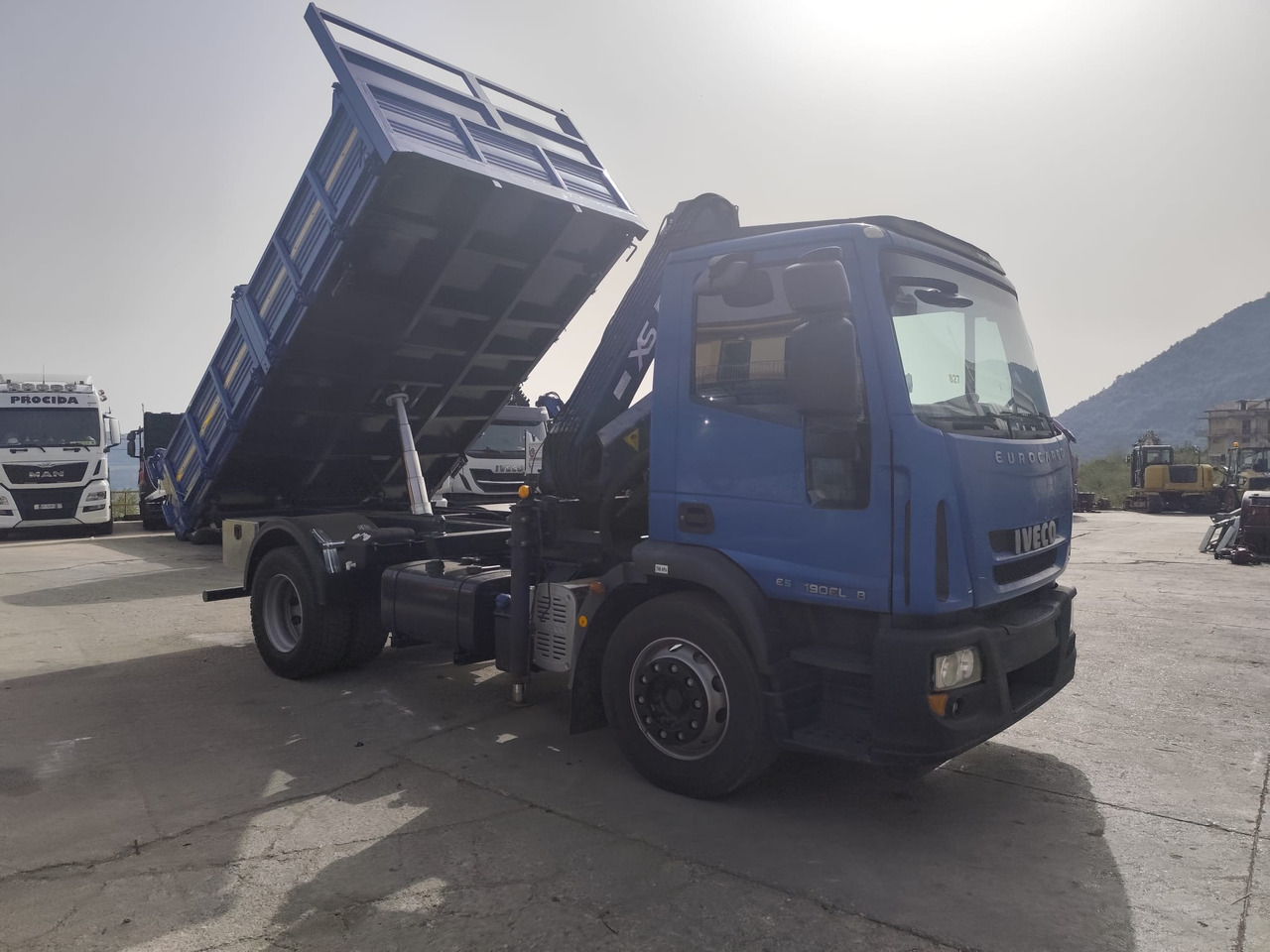 Kamion s kranom IVECO EUROCARGO 190EL28: slika Kamion s kranom IVECO EUROCARGO 190EL28