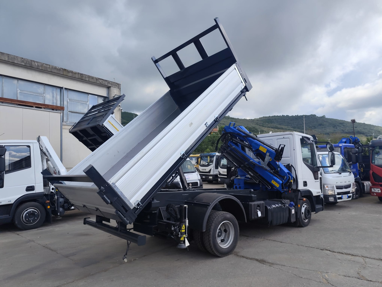 IVECO EUROCARGO 80-220 - Kamion s kranom: slika IVECO EUROCARGO 80-220 - Kamion s kranom IVECO EUROCARGO 80-220 - Kamion s kranom: slika IVECO EUROCARGO 80-220 - Kamion s kranom
