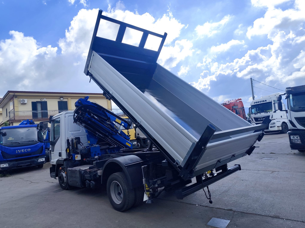 IVECO EUROCARGO 80-220 - Kamion s kranom: slika IVECO EUROCARGO 80-220 - Kamion s kranom IVECO EUROCARGO 80-220 - Kamion s kranom: slika IVECO EUROCARGO 80-220 - Kamion s kranom