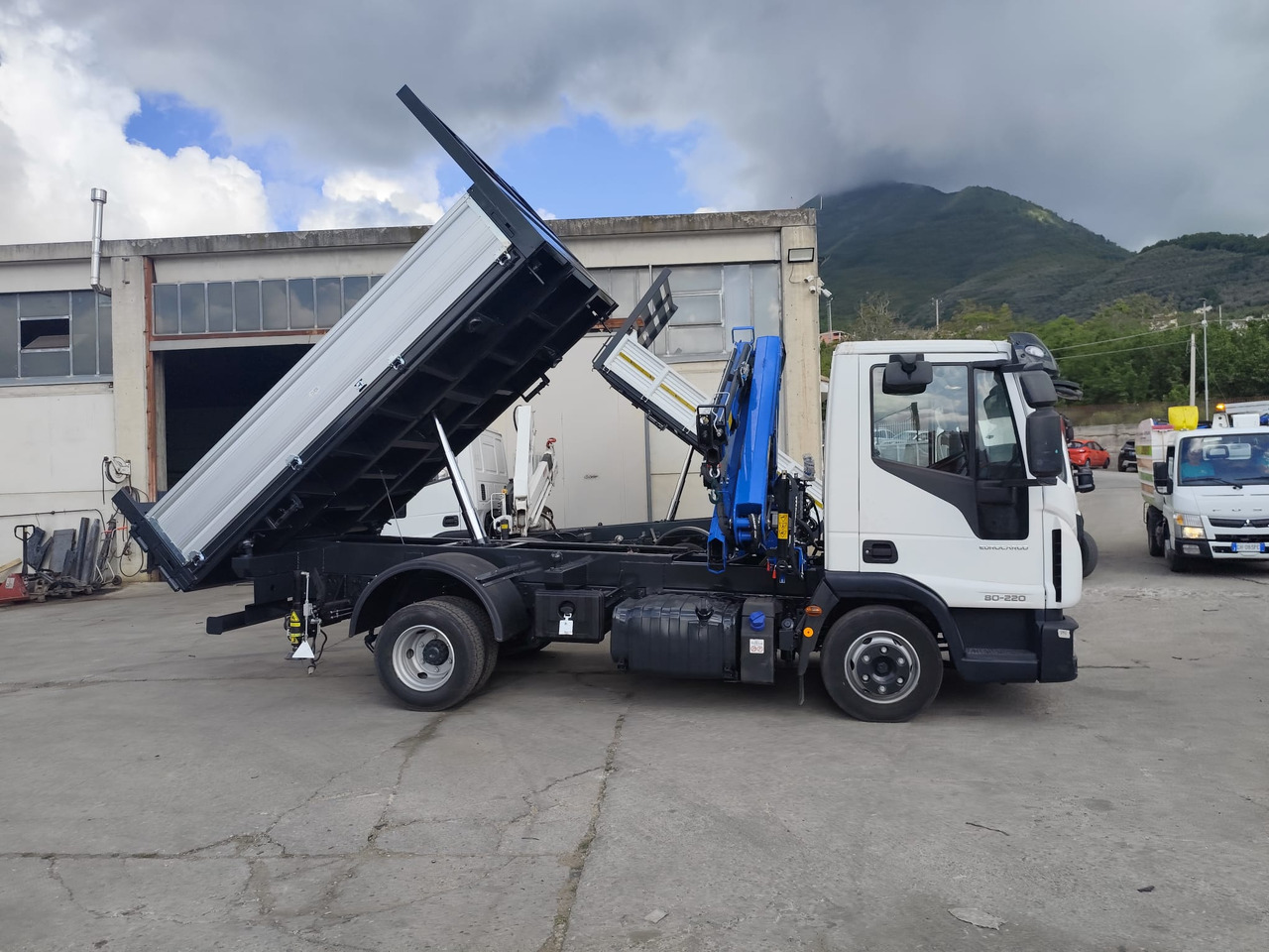 IVECO EUROCARGO 80-220 - Kamion s kranom: slika IVECO EUROCARGO 80-220 - Kamion s kranom IVECO EUROCARGO 80-220 - Kamion s kranom: slika IVECO EUROCARGO 80-220 - Kamion s kranom