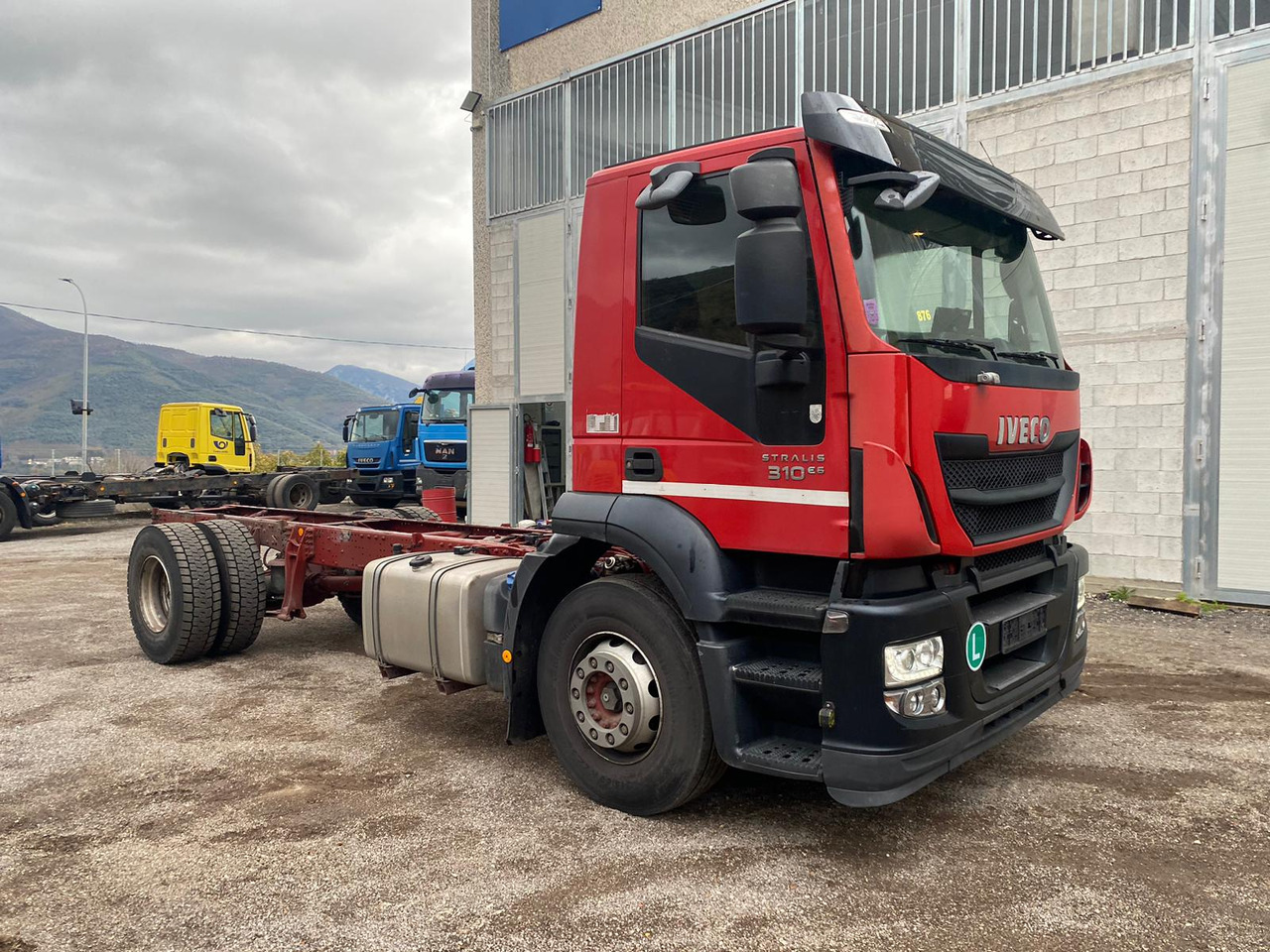 Kamion-šasija IVECO STRALIS 190S31: slika Kamion-šasija IVECO STRALIS 190S31 Kamion-šasija IVECO STRALIS 190S31: slika Kamion-šasija IVECO STRALIS 190S31