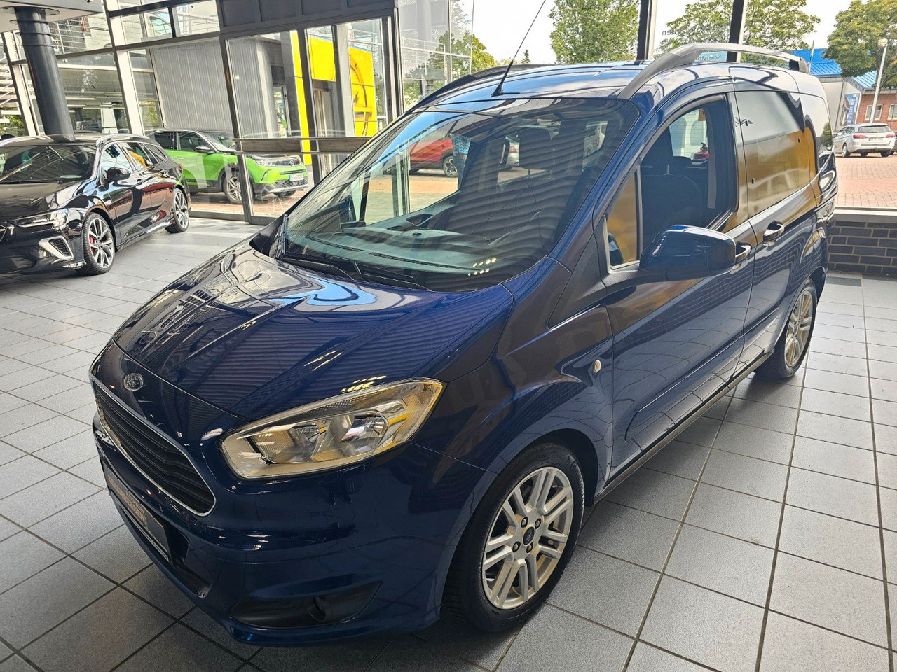Ford Tourneo Courier Titanium behzb. Windschutzschei - Putnički kombi: slika Ford Tourneo Courier Titanium behzb. Windschutzschei - Putnički kombi Ford Tourneo Courier Titanium behzb. Windschutzschei - Putnički kombi: slika Ford Tourneo Courier Titanium behzb. Windschutzschei - Putnički kombi