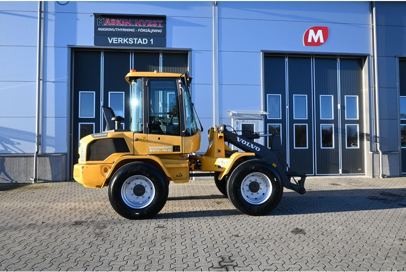 Volvo L30G - Utovarivač na kotačima: slika Volvo L30G - Utovarivač na kotačima Volvo L30G - Utovarivač na kotačima: slika Volvo L30G - Utovarivač na kotačima