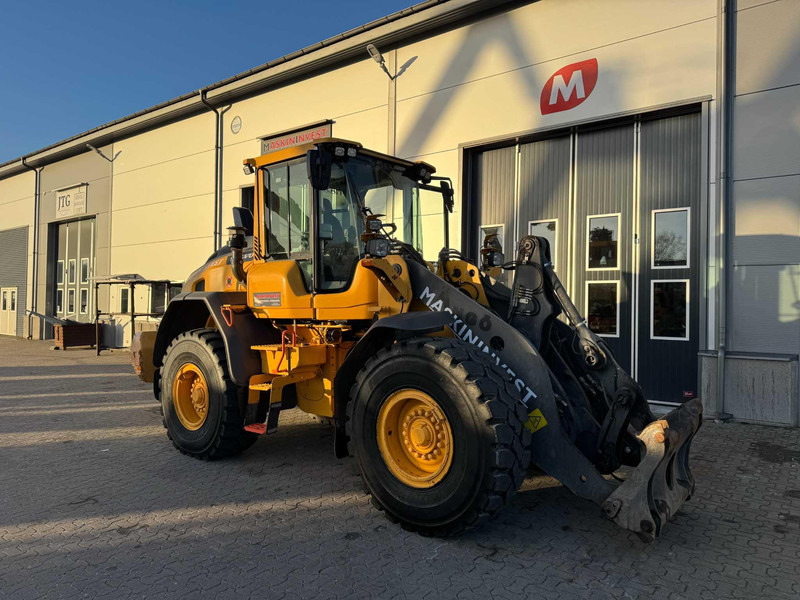 Volvo L90H Volvo L90H - Utovarivač na kotačima: slika Volvo L90H Volvo L90H - Utovarivač na kotačima Volvo L90H Volvo L90H - Utovarivač na kotačima: slika Volvo L90H Volvo L90H - Utovarivač na kotačima