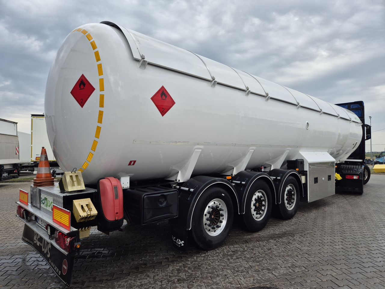 BC-LDS EMERSON/ propane/ butane/ lpg/ gpl - Poluprikolica cisterna: slika BC-LDS EMERSON/ propane/ butane/ lpg/ gpl - Poluprikolica cisterna BC-LDS EMERSON/ propane/ butane/ lpg/ gpl - Poluprikolica cisterna: slika BC-LDS EMERSON/ propane/ butane/ lpg/ gpl - Poluprikolica cisterna