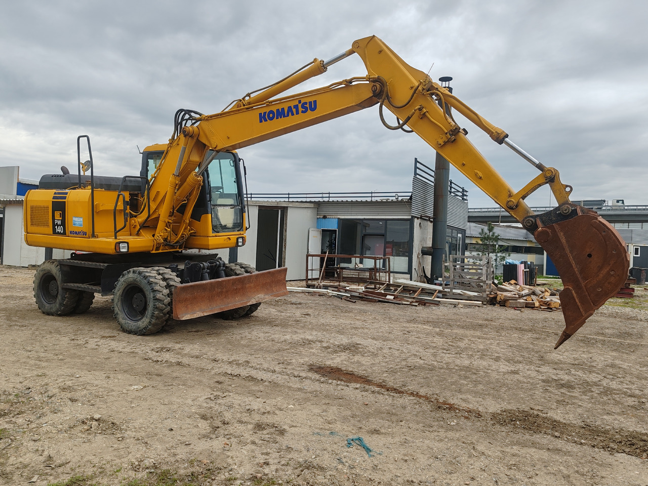 Komatsu PW140-7 - Bager na kotačima: slika Komatsu PW140-7 - Bager na kotačima Komatsu PW140-7 - Bager na kotačima: slika Komatsu PW140-7 - Bager na kotačima