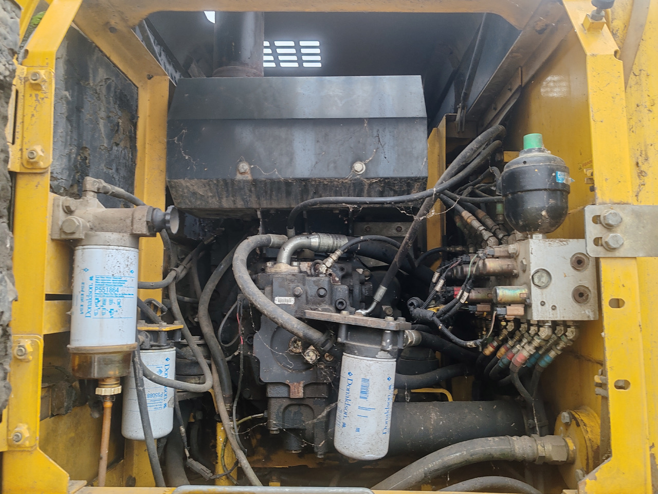 Bager na kotačima Komatsu PW140-7: slika Bager na kotačima Komatsu PW140-7