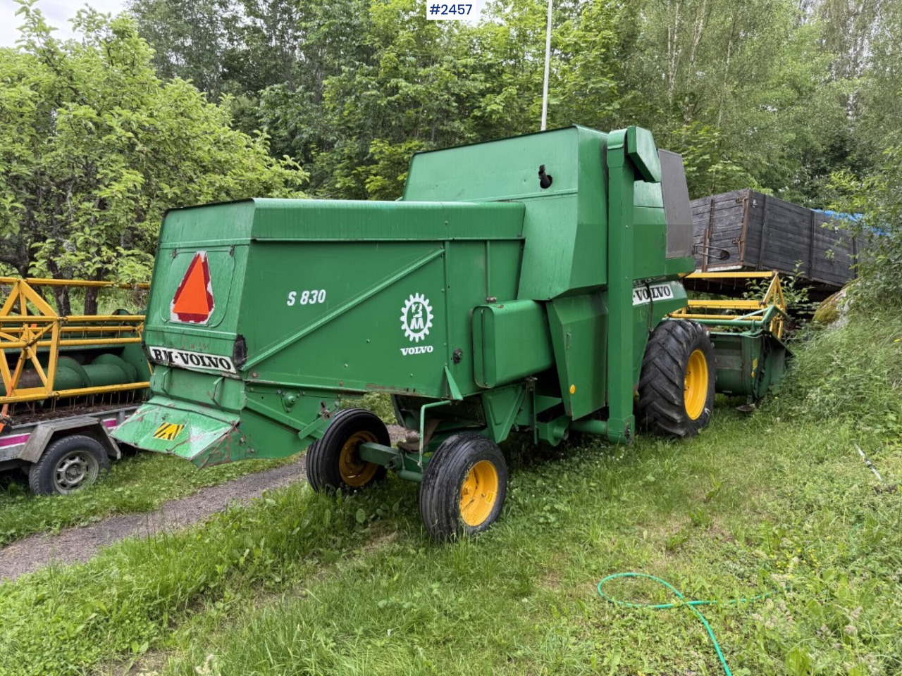 Combine harvester Volvo BM S830 with 2 cutting tables - Kombajn za žetvu: slika Combine harvester Volvo BM S830 with 2 cutting tables - Kombajn za žetvu Combine harvester Volvo BM S830 with 2 cutting tables - Kombajn za žetvu: slika Combine harvester Volvo BM S830 with 2 cutting tables - Kombajn za žetvu